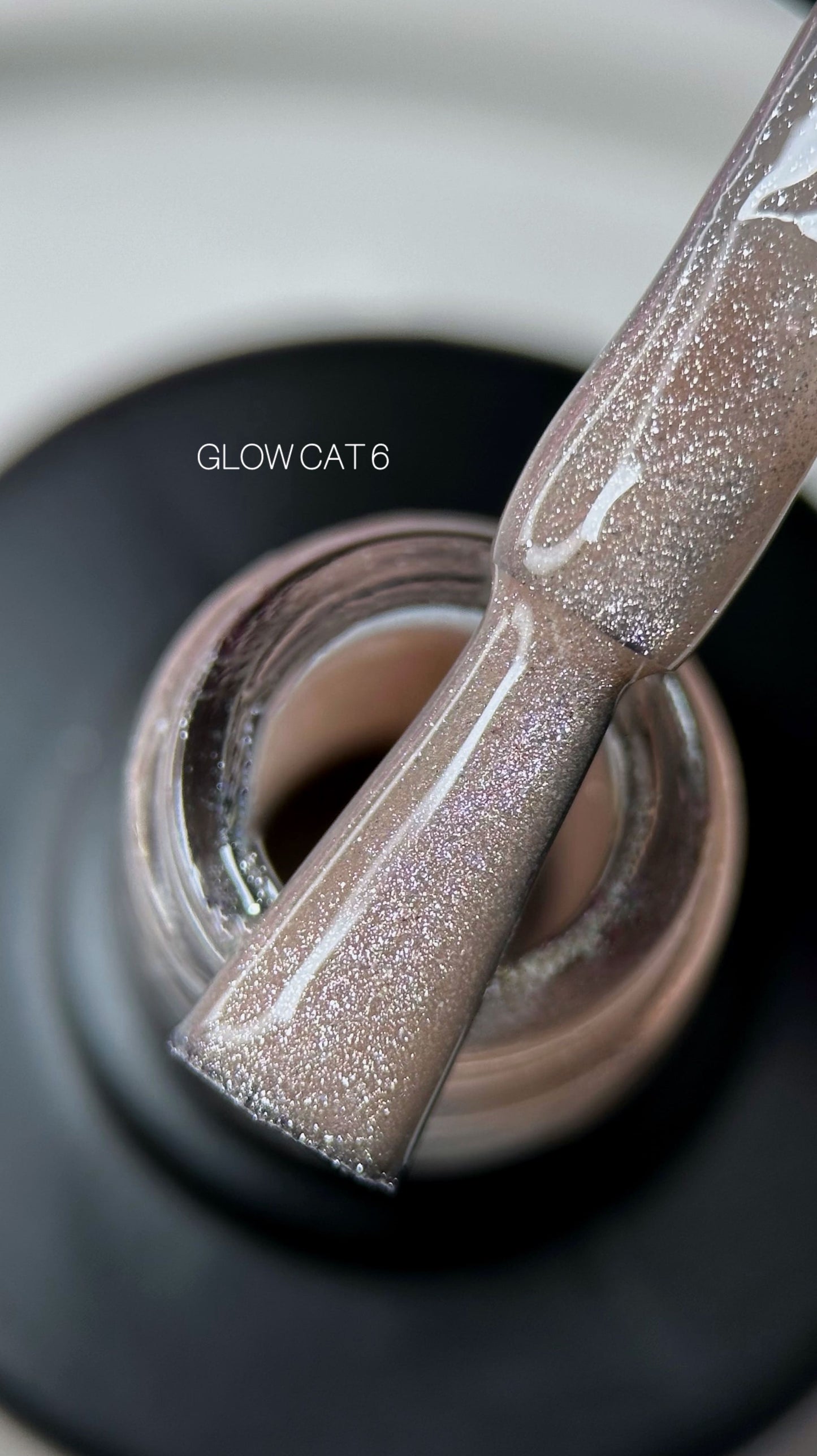 Saga Professional GLOW CAT No. 06 Magnetic Cat Eye Gel Polish