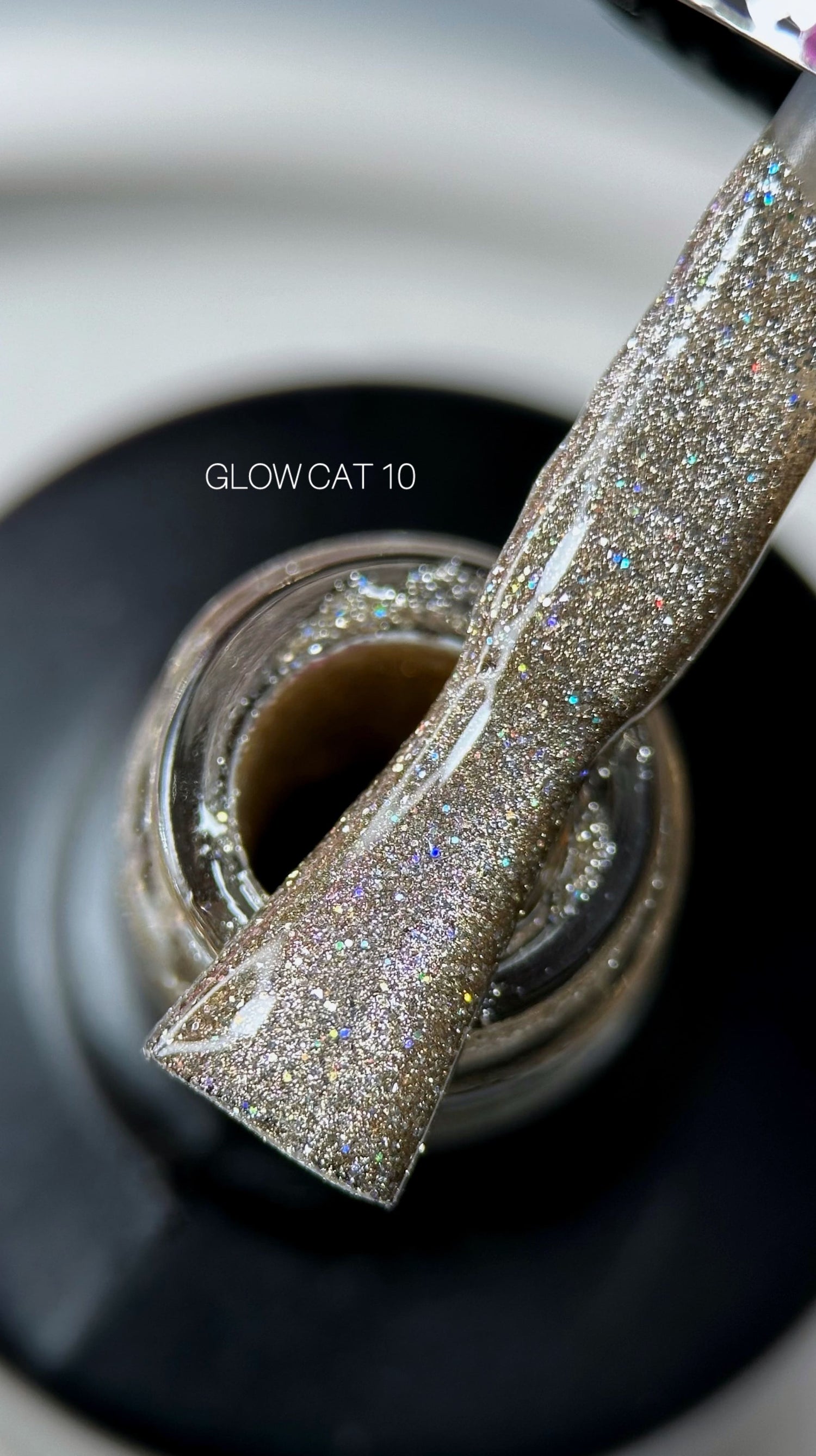 Saga Professional GLOW CAT No. 10 Magnetic Cat Eye Gel Polish